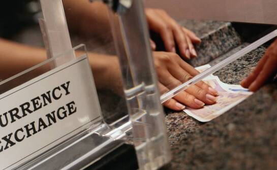 Znaczenie obsługi klienta przy sprzedaży dolara w kantorze.