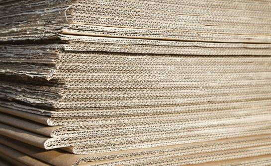 Jak tekturowe opakowania typu plaster miodu wpływają na bezpieczeństwo transportu?