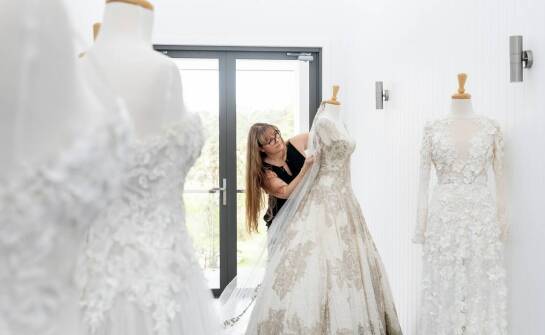 Nowoczesne dodatki do sukni na wesele: Jakie akcesoria są teraz modne?