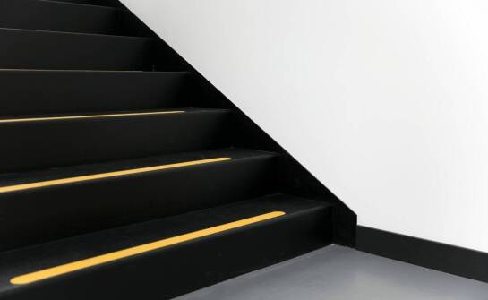 Antypoślizgowe rozwiązania w stopniach schodowych: bezpieczeństwo na pierwszym miejscu