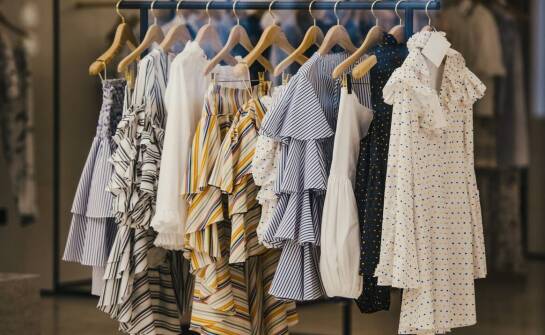 Różnorodność damskich fasonów bluzek - jak dostosować ofertę do oczekiwań klientek?