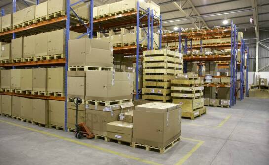 Efektywne zarządzanie przestrzenią magazynową poprzez wynajem regałów.