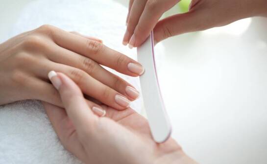 Jak zadbać o estetyczny i trwały manicure w codziennym zabieganym rytmie?