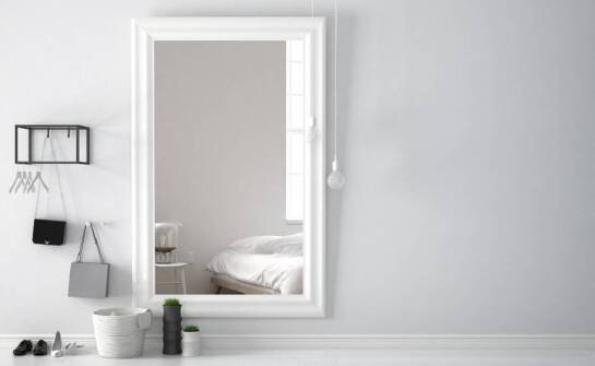 Jakie właściwości mają lustra na wymiar i jak wpływają na wnętrza?