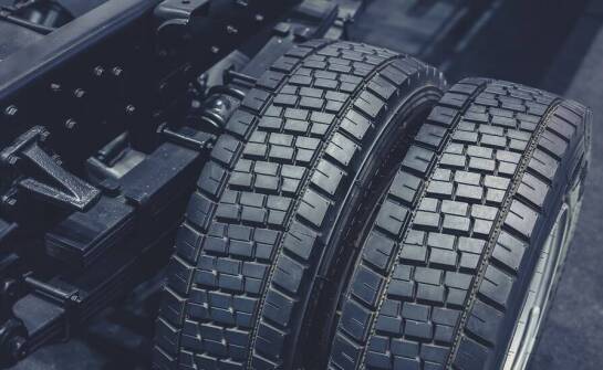 Napędowe opony ciężarowe a ich rola w zapewnieniu bezpieczeństwa