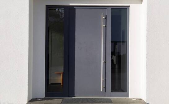 Z jakich materiałów jest produkowana zewnętrzna stolarka drzwiowa?