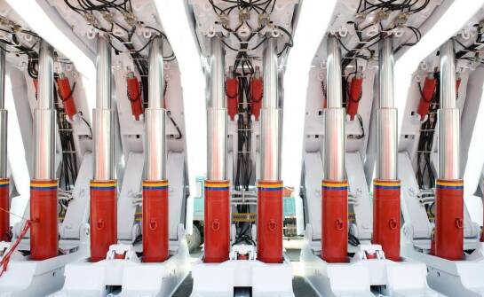 Jakie są korzyści z zastosowania wielkogabarytowych siłowników?