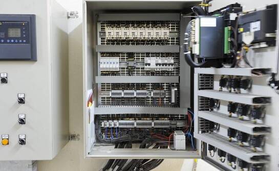 Optymalizacja produkcji dzięki prefabrykacji rozdzielnic: co warto wiedzieć?