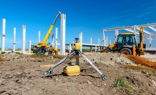Jakie są kluczowe aspekty wynajmu maszyn budowlanych dla dużych inwestycji?
