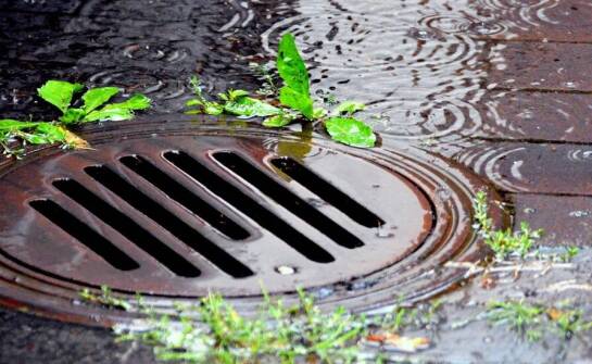 Jak zaprojektować efektywny system do gromadzenia wód opadowych z utwardzonych terenów?
