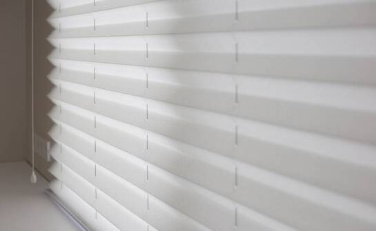 Funkcjonalność rolet na zamówienie w aranżacji wnętrz.