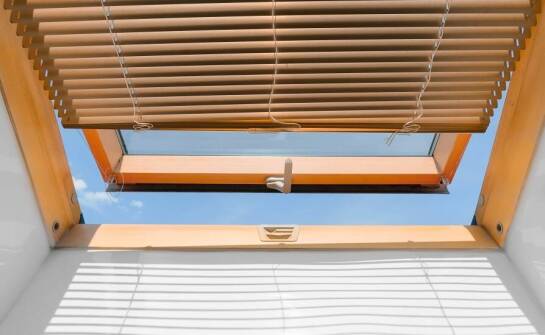 Nowoczesne rozwiązania dla dachowych okien – rolety na zamówienie