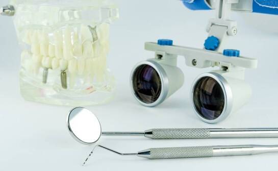 Zastosowanie mikroskopów i lup w leczeniu stomatologicznym