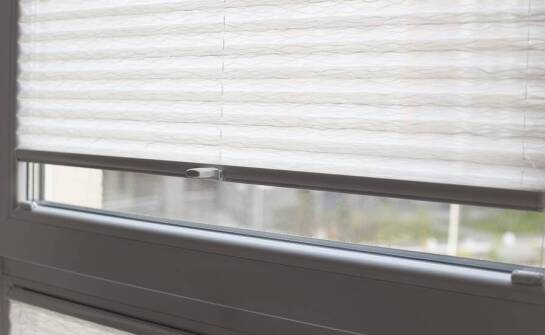 Plisowane żaluzje jako dekoracyjny element w nowoczesnym wnętrzu