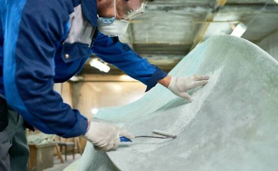 Handlaminierverfahren bei der Herstellung langlebiger und ästhetischer Maschinengehäuse