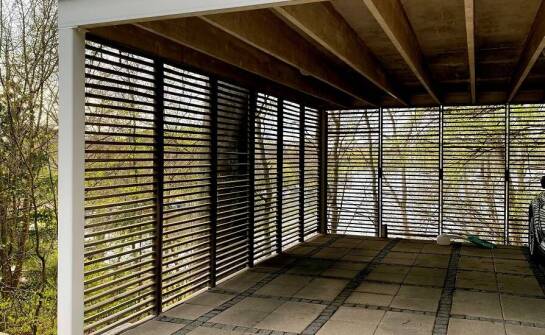 Czym charakteryzują się solidne garażowe wiaty?