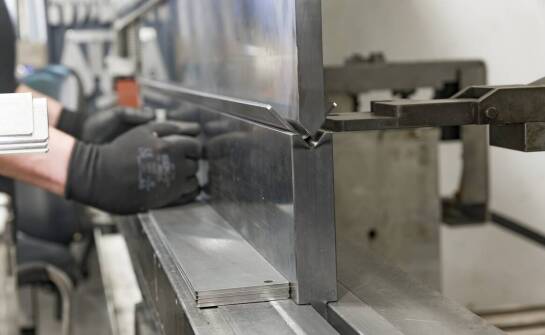 Gięcie blach: zastosowanie w produkcji metalowych mebli