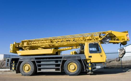 Jak mini żuraw wspiera proces instalacji posesyjnych bram?