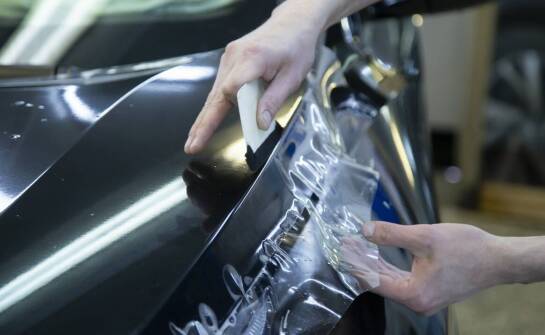 Jak oklejanie samochodów może wpływać na codzienną pielęgnację auta?