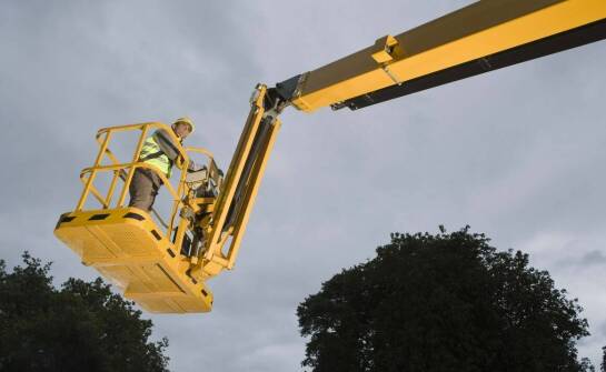 Jak zapewniamy bezpieczeństwo pracy na wysokościach przy naszych podnośnikach?