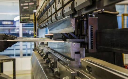 Gięcie blachy a innowacje w przemyśle metalowym