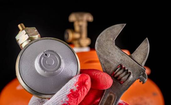 Jak system gazowych sprężyn ułatwia obsługę nierdzewnych pokryw ze stali