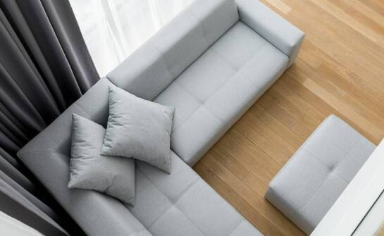 Jak wybrać dwuosobową kanapę z funkcją spania, która pasuje do stylu skandynawskiego?