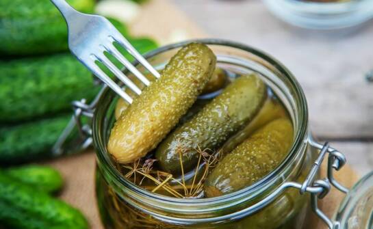 Wykorzystanie ogórków w słoiku do tworzenia kreatywnych przystawek.