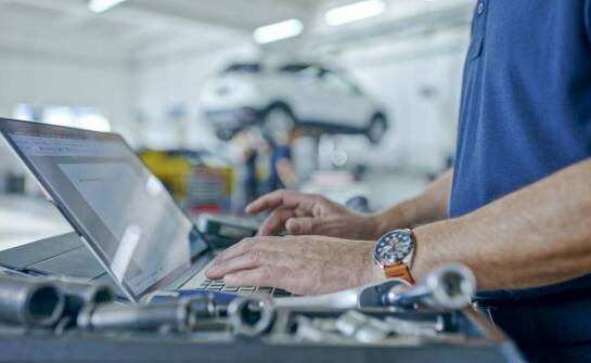 Jak nowoczesne narzędzia wspierają proces naprawy skrzyń biegów?