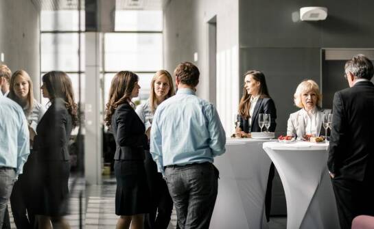 W jaki sposób firmy organizujące eventy wspierają budowanie relacji biznesowych?