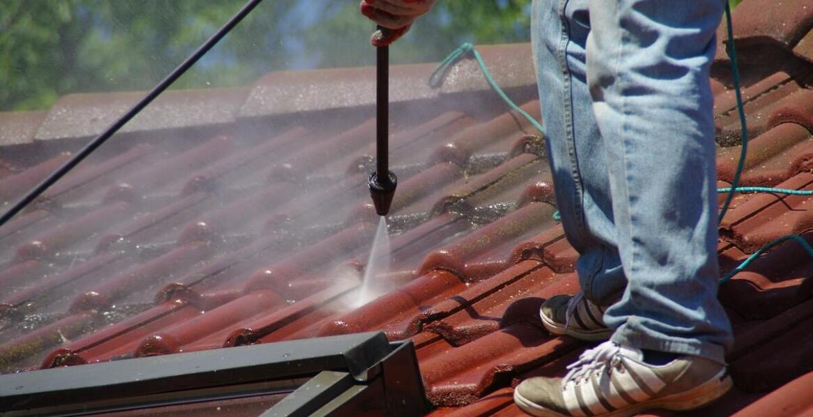 Ekologiczne podejście do mycia dachów: jakie środki są stosowane?