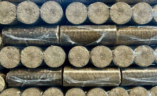 Jaki wpływ ma jakość surowców na wydajność drzewnego brykietu do kominka?