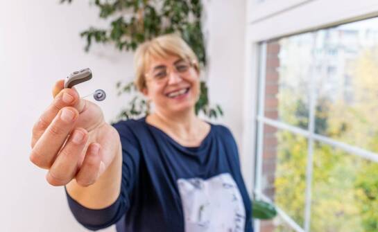 Jak aparat słuchowy może poprawić zrozumienie mowy w hałasie?