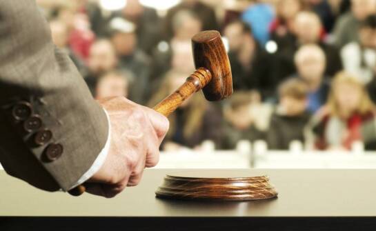 Kluczowe obowiązki komornika przy organizacji publicznej sprzedaży