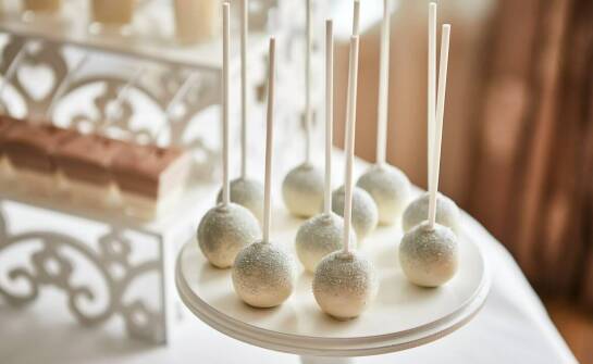 Jak zamówić ślubne krówki, aby idealnie pasowały do przewodniego motywu wesela?