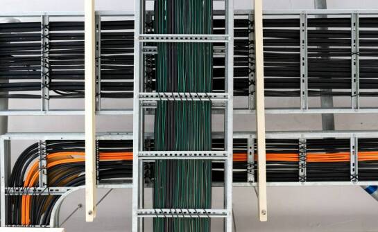 Wybór kablowych korytek a efektywność instalacji w obiektach komercyjnych