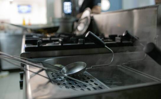 Poradnik użytkownika: Jak poprawnie obsługiwać elektryczną kotleciarkę?