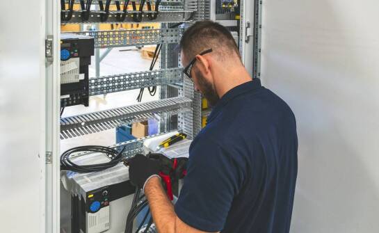 Kompensacja biernej mocy jako element strategii oszczędzania energii