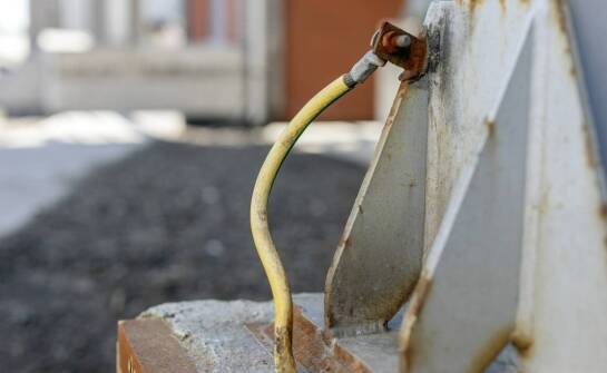 Jak ciężkie systemy zewnętrzne wpływają na trwałość instalacji kablowych?