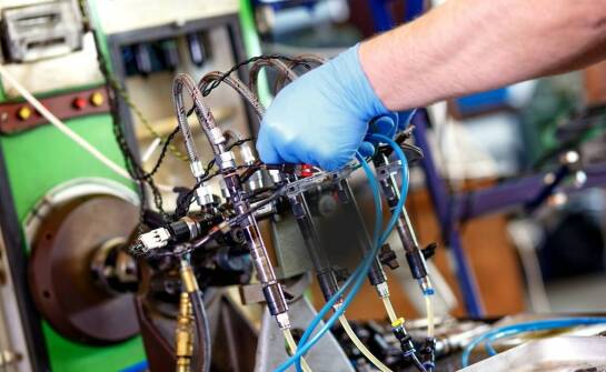 Wykorzystanie pneumatycznych manipulatorów w przemyśle chemicznym – co warto wiedzieć?