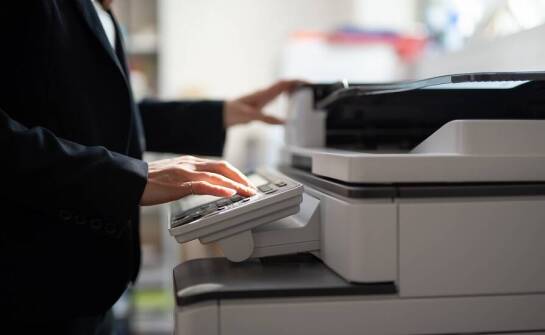 Wpływ wynajmu drukarek na zarządzanie kosztami w firmie