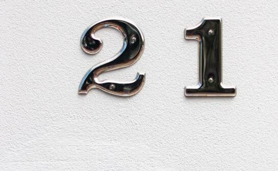 Dlaczego warto zainwestować w metalowe cyfry dla domu?