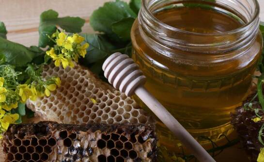 Miód prosto z pasieki jako składnik masek naturalnych do włosów