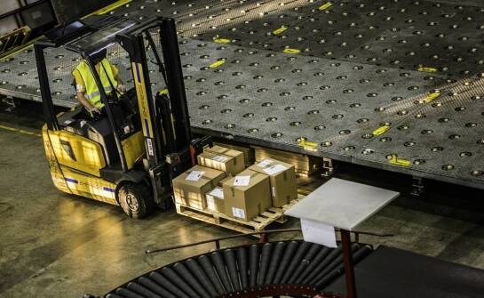 Jakie są kluczowe etapy procesu rozładunku prasy?