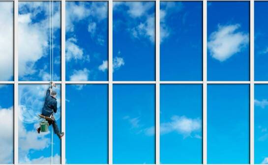 Myjka do okien: jak poprawić efektywność czyszczenia dużych powierzchni?