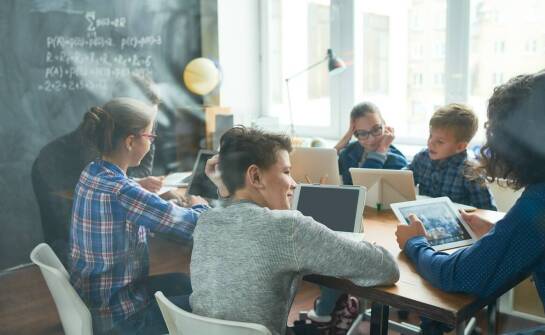 Jak uczelnia w Łomży wykorzystuje nowoczesne technologie do edukacji?