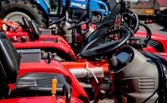 Porównanie cen nowych ciągników z technologią SmartTouch do cen starszych modeli