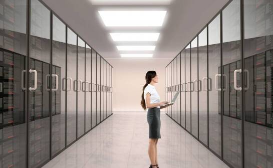 Jakie są wyzwania związane z utrzymaniem i rozwijaniem bazy poloników?