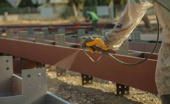 Jak skutecznie zabezpieczyć konstrukcje przed ogniem?