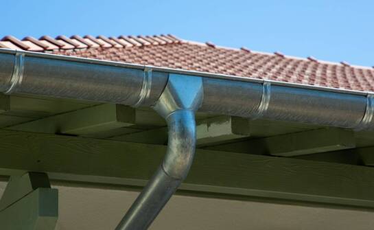 Wydajność odprowadzania wody przez stalowe rynnowe systemy